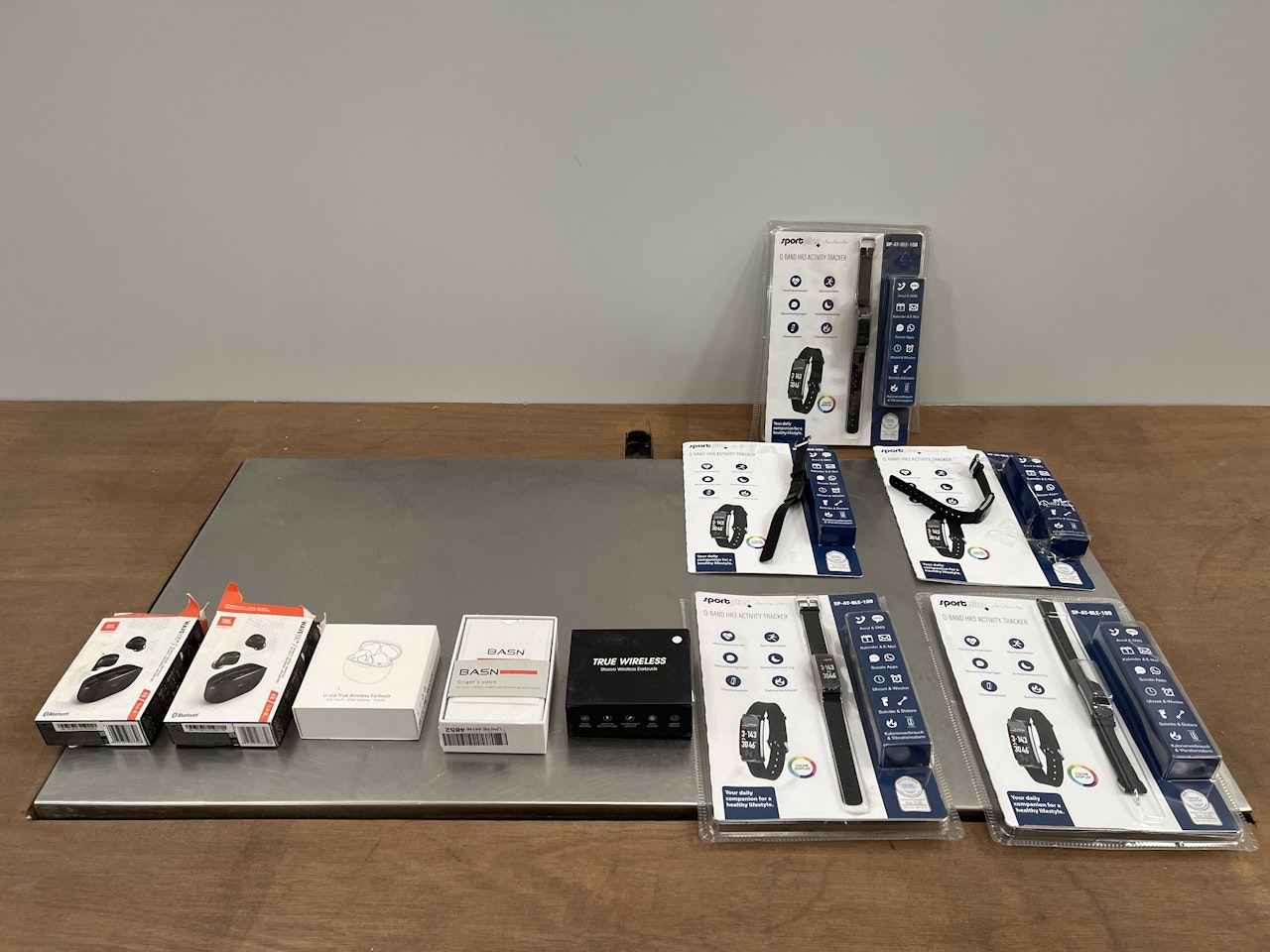 1 lot de 10 pcs (5 écouteurs bluetooth + 5 montres connectées) Retour SAV Vendu en l’état sans garantie