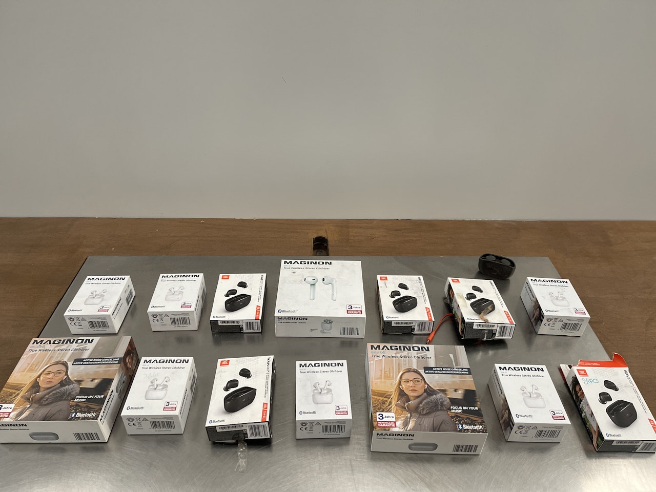 1 lot de 15 écouteurs bluetooth Retour SAV Vendu en l’état sans garantie