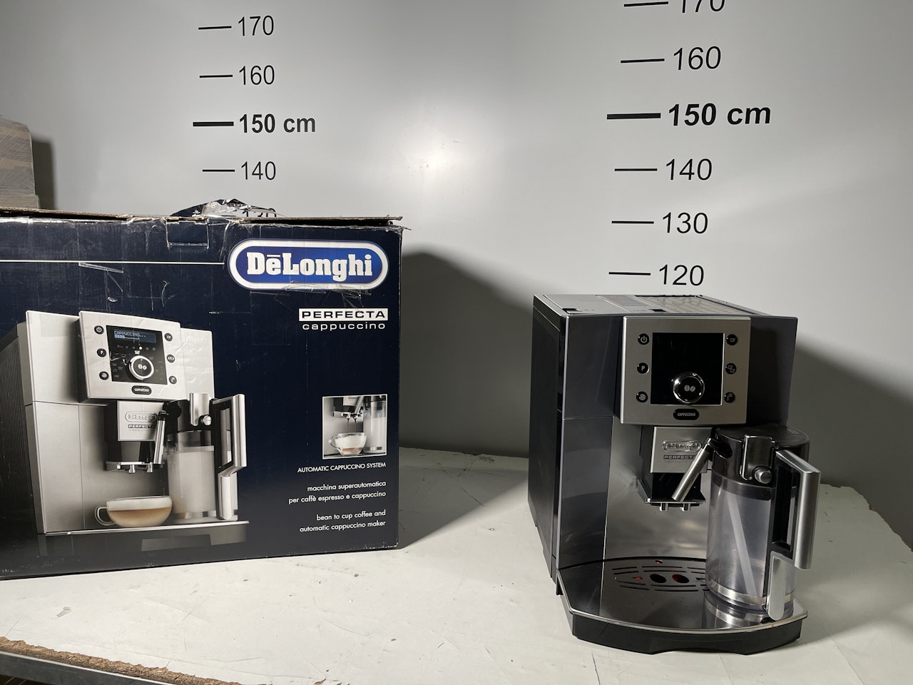 1 cafetiere à broyeur de grains delonghi perfecta cappuccino Fonctionnel avec rayures Vendu en l’état sans garantie