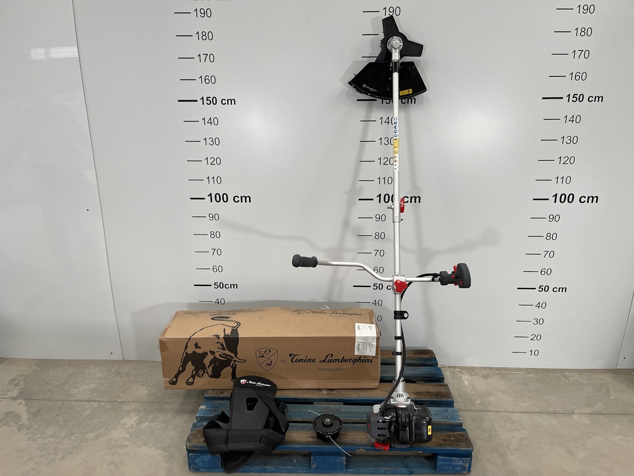 1 Débroussailleuse à essence Produit neuf Vendu en l’état sans garantie