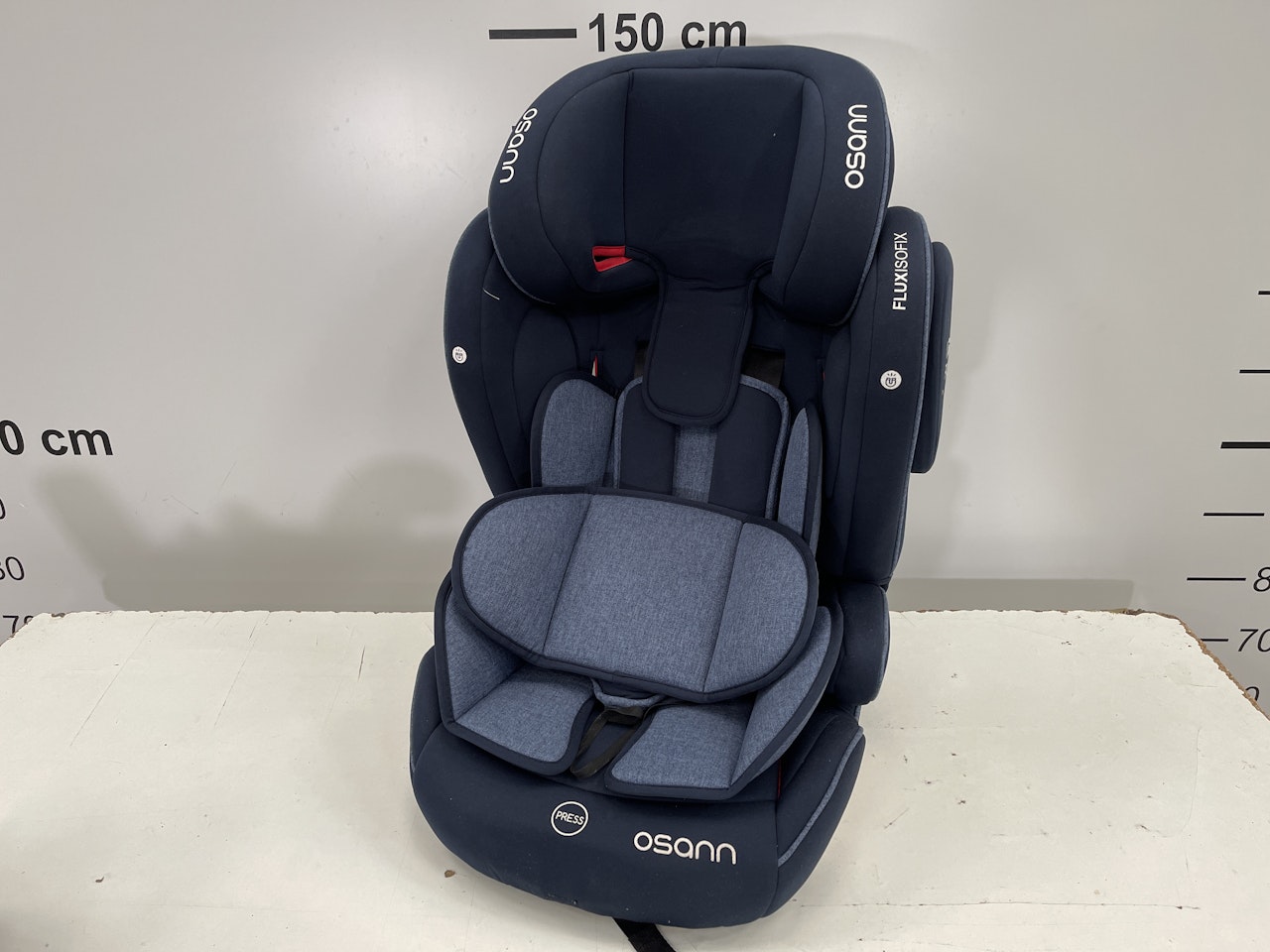 1 siège auto Osann flux isofix (rayures) Produits Fonctionnels Vendu en l’état sans garantie