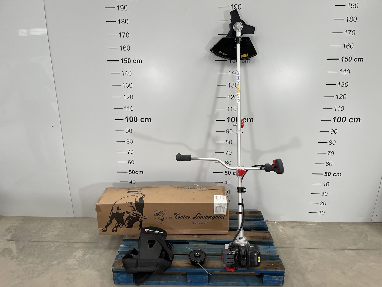 1 Débroussailleuse à essence Produit neuf Vendu en l’état sans garantie