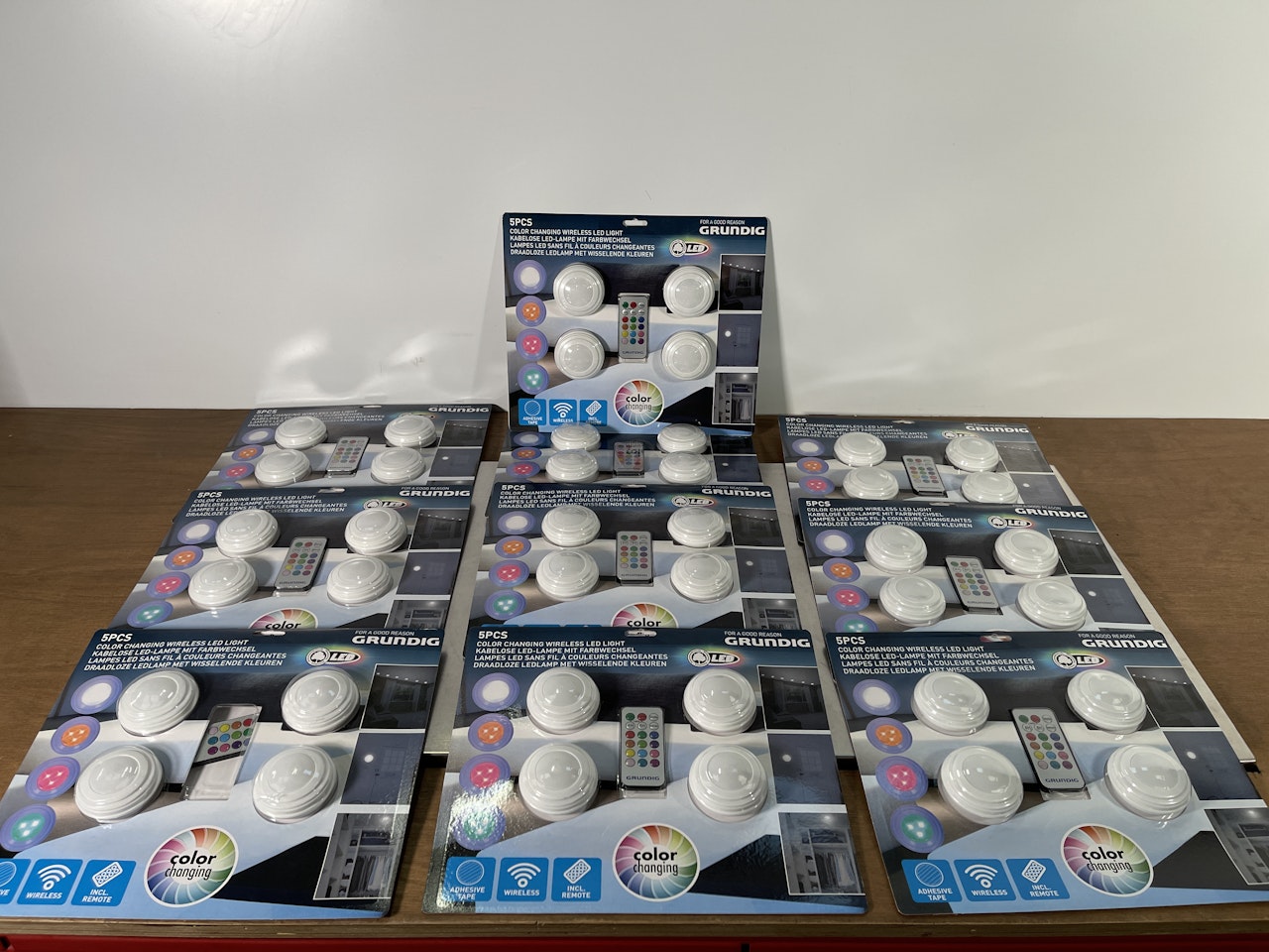 1 lot de 40 lampes LED sans fil à couleur changeante avec télécommande grundig (défaut d'emballage) Neuf Vendu en l’état sans garantie