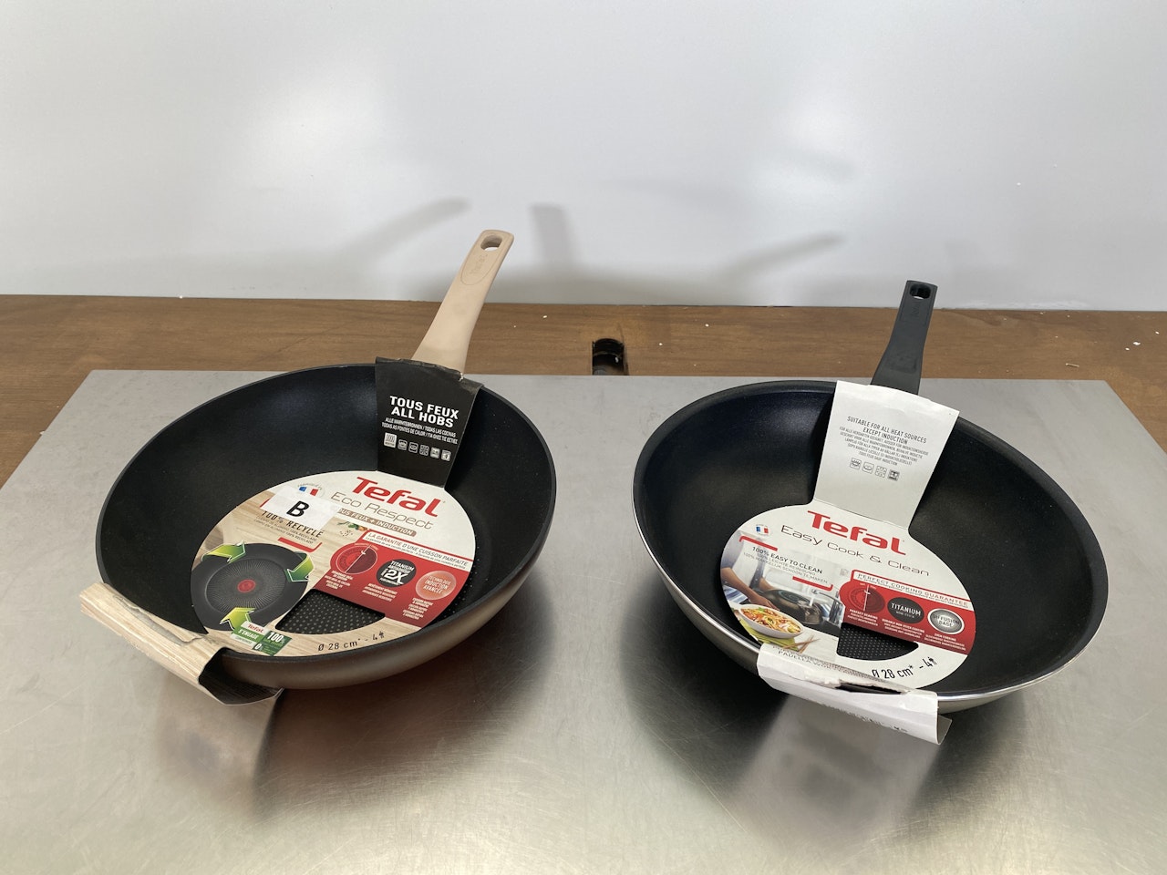 2 WOKS TEFAL 28 CM Fonctionnel Vendu en l’état sans garantie